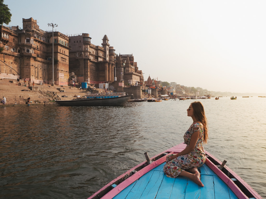 que-ver-y-hacer-en-varanasi-amanecer-en-barca-rio-ganges-justwotravel-blog-viajes-espanol