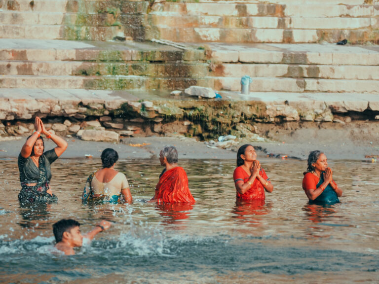 que-ver-y-hacer-en-varanasi-amanecer-en-barca-rio-ganges-justwotravel-blog-viajes-espanol