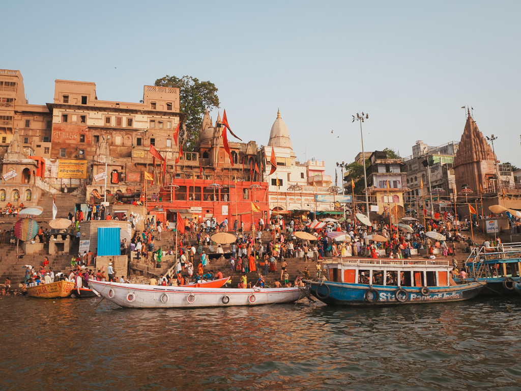 que-ver-y-hacer-en-varanasi-amanecer-en-barca-rio-ganges-justwotravel-blog-viajes-espanol