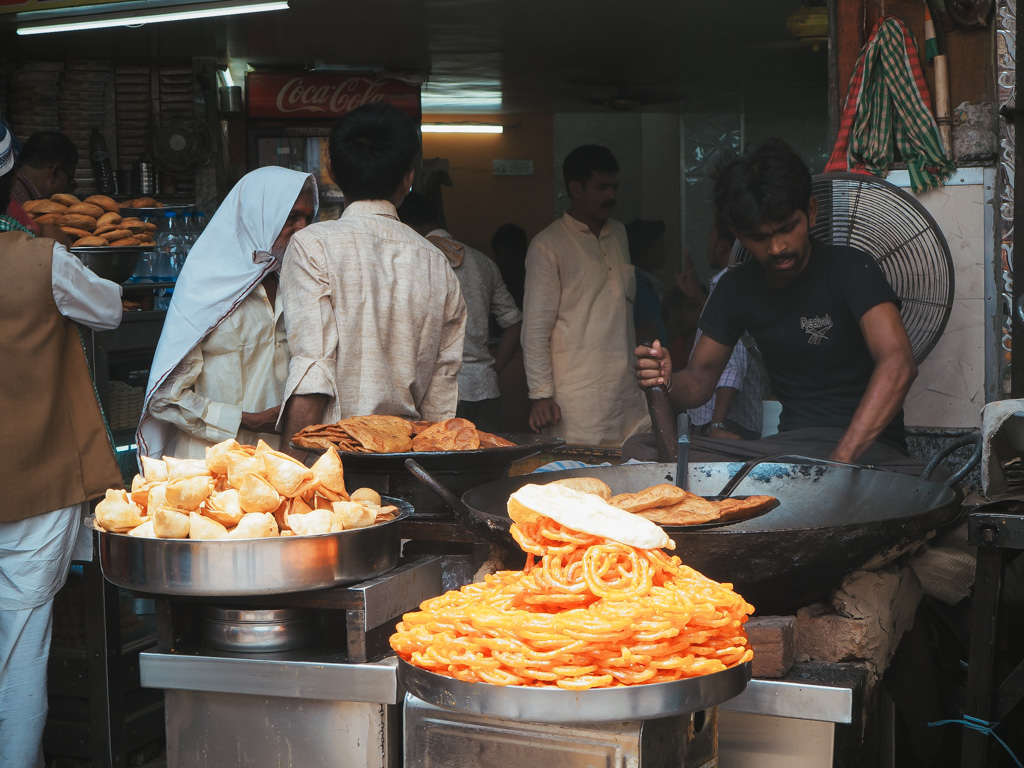 que-ver-y-hacer-en-varanasi-amanecer-en-barca-rio-ganges-justwotravel-blog-viajes-espanol