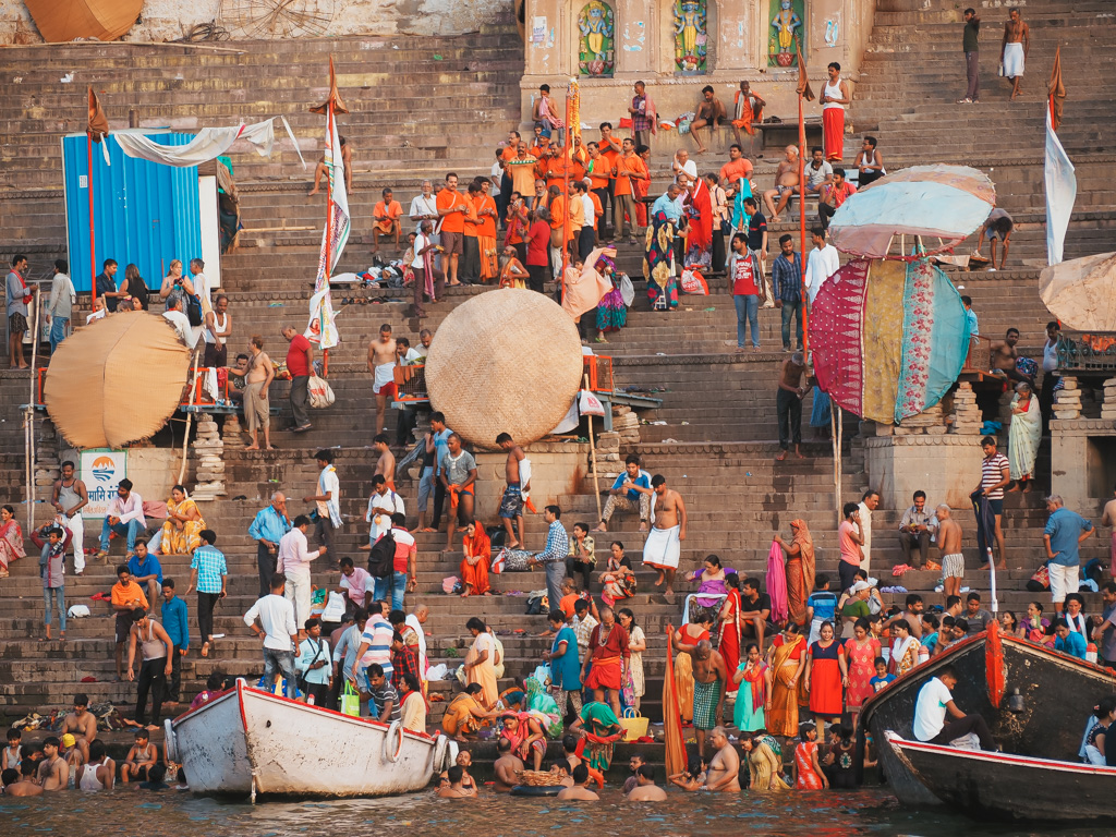 que-ver-y-hacer-en-varanasi-amanecer-en-barca-rio-ganges-justwotravel-blog-viajes-espanol