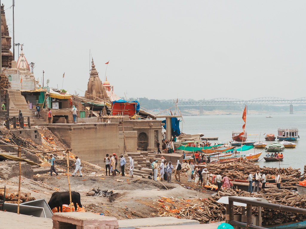 que-ver-y-hacer-en-varanasi-amanecer-en-barca-rio-ganges-justwotravel-blog-viajes-espanol