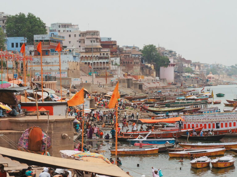 que-ver-y-hacer-en-varanasi-amanecer-en-barca-rio-ganges-justwotravel-blog-viajes-espanol