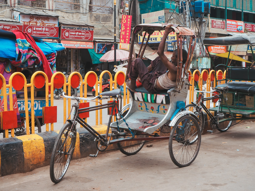 que-ver-y-hacer-en-varanasi-amanecer-en-barca-rio-ganges-justwotravel-blog-viajes-espanol