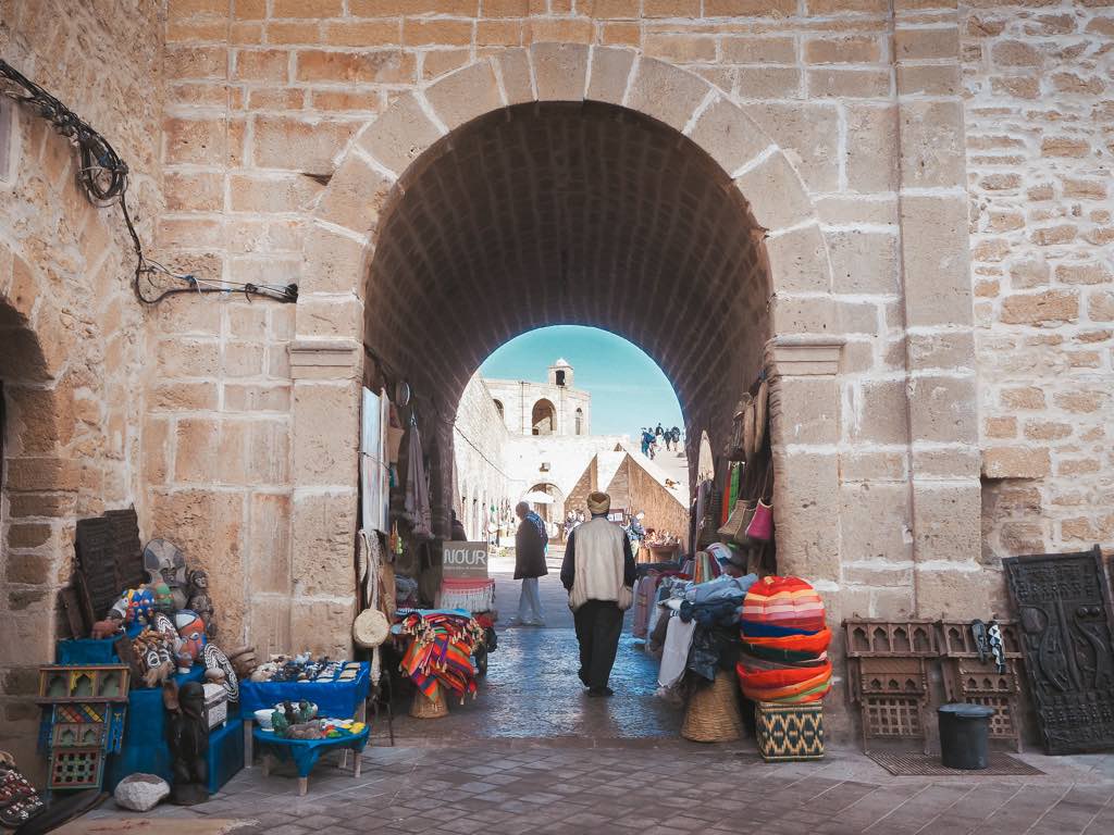 que-ver-en-essaouira-salida-medina-marruecos