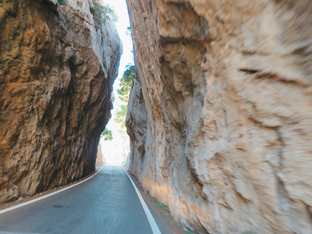 cala-tuent-carretera-rocas-mallorca