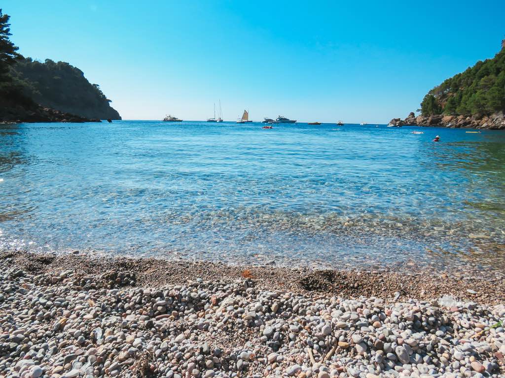 cala-tuent-mallorca-orilla-piedras