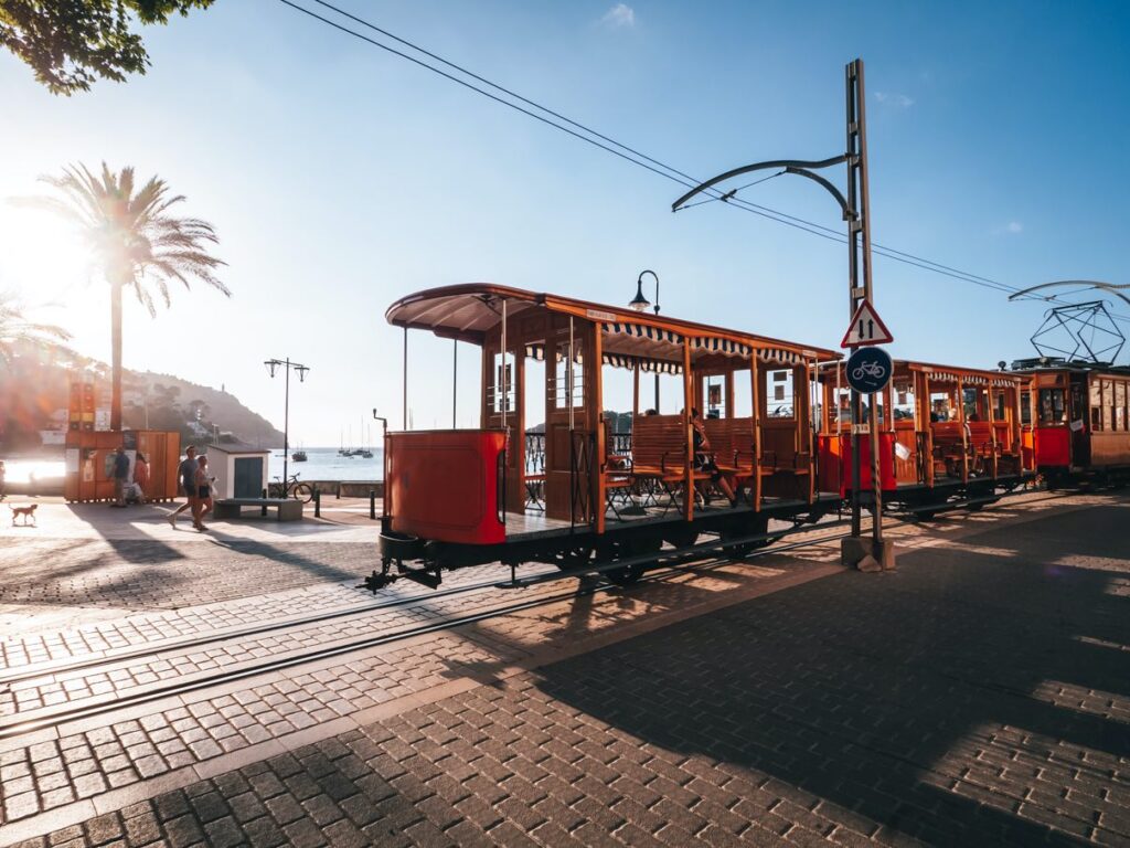 que-hacer-en-mallorca-con-niños-tranvia-soller-playa