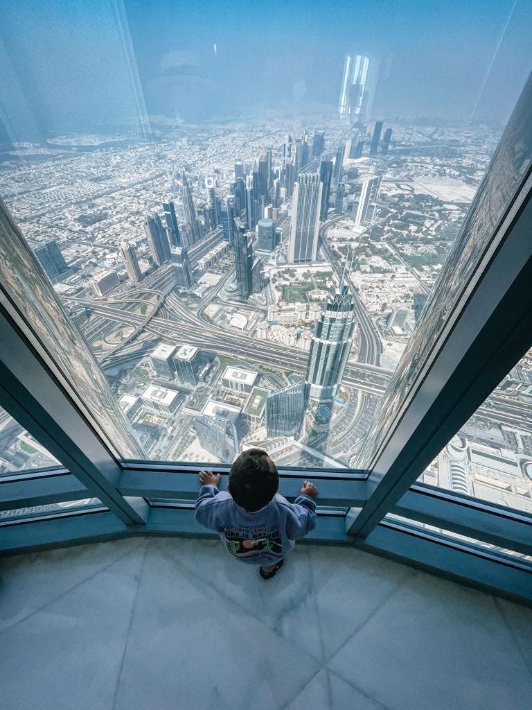 dubai-con-ninos-at-the-top-of-burj-khalifa