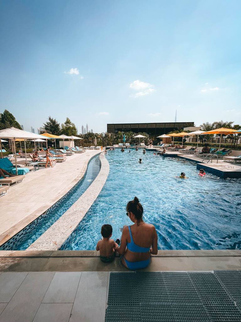 dubai-con-ninos-hotel-rove-la-mer-beach-vistas-desde-la-piscina