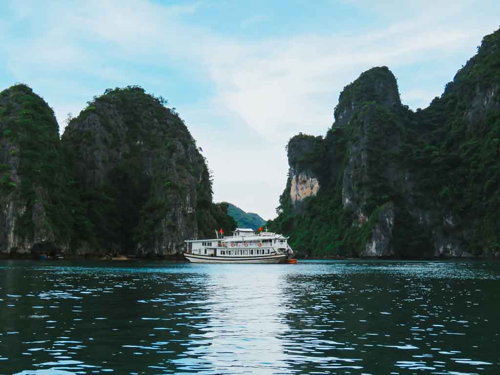 vietnam-por-libre-halong-bay-crucero-justwotravel
